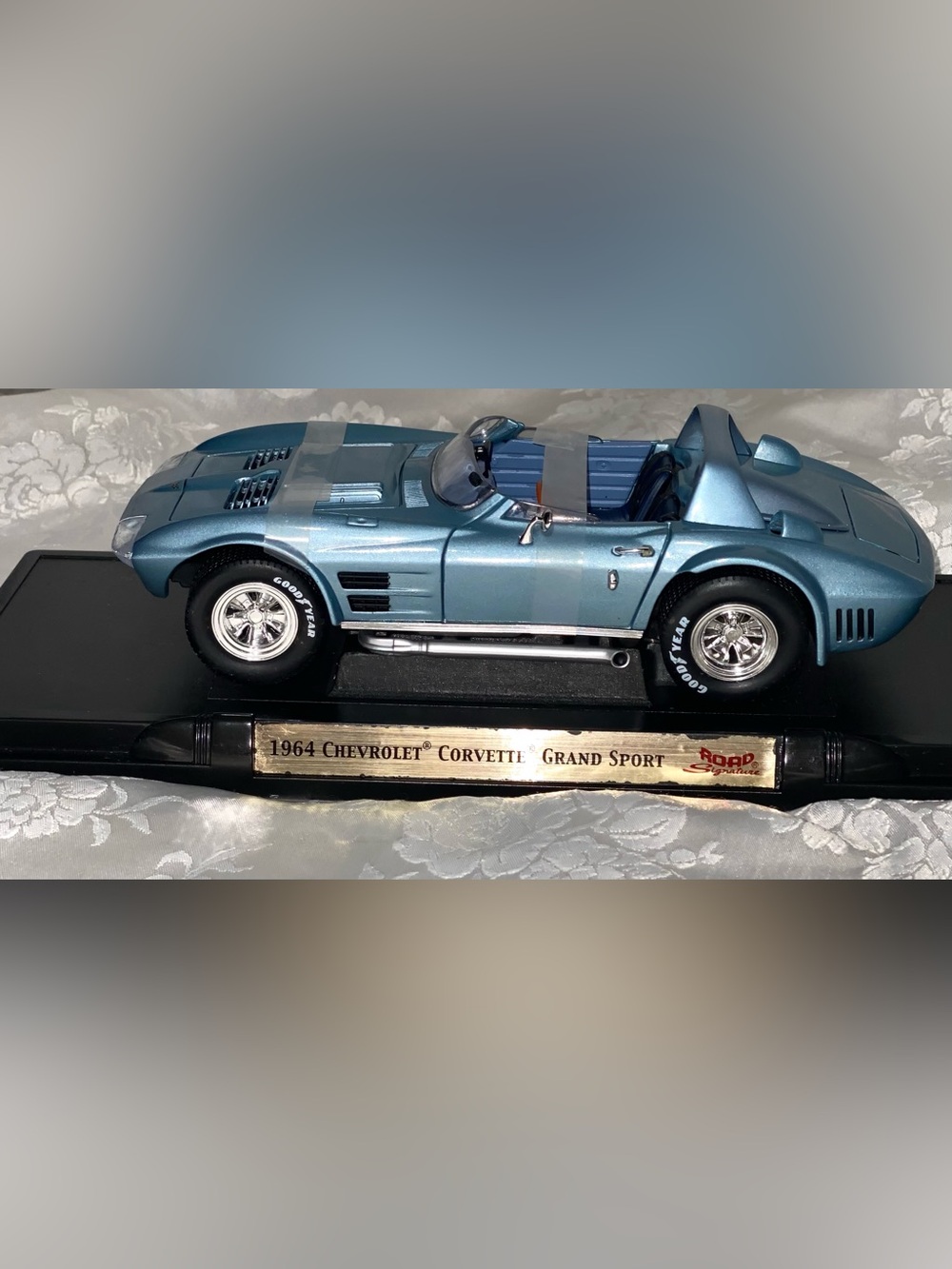 Road Signature 1964 Chevrolet Corvette Grand Sport Diecast Model Car 1:18 Blue